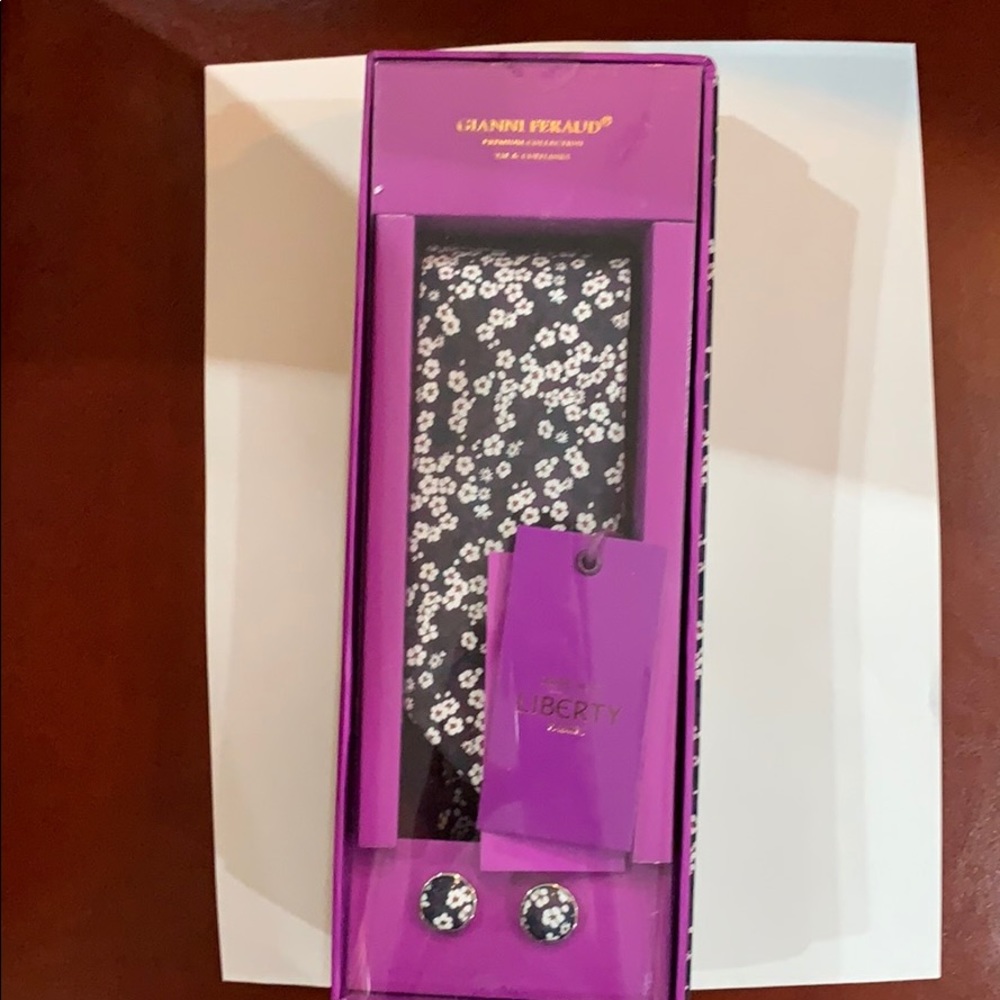 NWT and Box Gianni Feraud Tie and Cufflinks